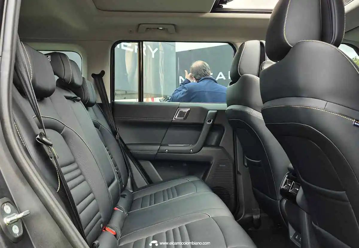 Espacio y asientos traseros del Chery iCar 03